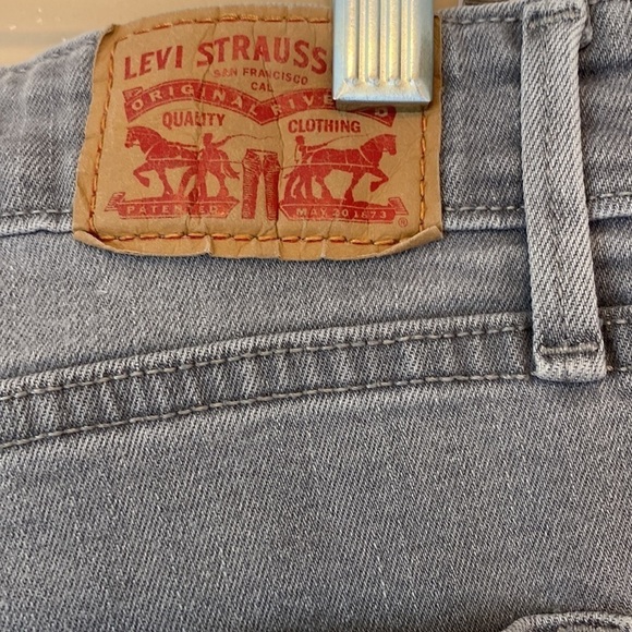Levi’s gray size 30 waist and 28 inseam mid rise skinny. Great with boots!
C - Picture 11 of 12